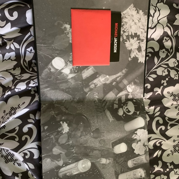 Michael Jackson Collector’s Book - Picture 3 of 4